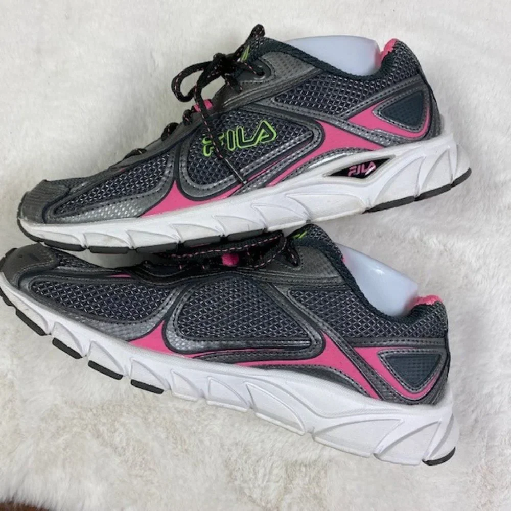 LIKE NEW Fila Women's Silver‎ & Sugarplum Quadrix Running Shoe, size 10